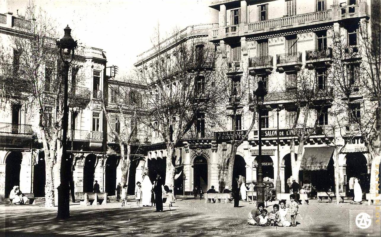 Mostaganem 507- Place Republique COLLECTION DES AMIS DE ND DE SANTA CRUZ.jpg